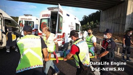 İstanbulda sərnişin avtobusu qəzaya uğradı: Ölənlər var