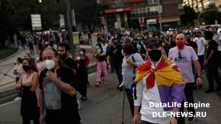 İspaniyada koronavirusa görə qadağalar davam edir: Əhali ayağa qalxdı - FOTO