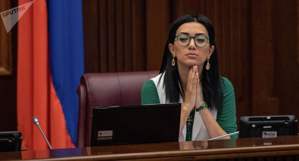 Arpine Ovannisyan: “Bu kiçik ölkədə adı Nikol Vovayeviç Paşinyan olan böyük bir fəlakət baş verdi"