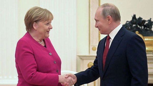 Putin və Merkel COVID-19-a qarşı birgə peyvənd istehsalını müzakirə etdilər