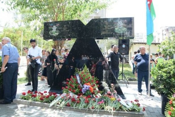 İki şəhidimizin xatirəsinə həsr olunan lövhənin açılışı oldu - FOTO