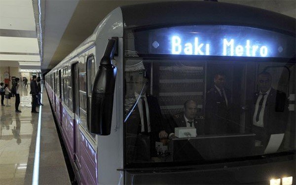 Bakı metrosunda təlaşlı anlar: Gənc oğlan özünü qatarın altına atdı