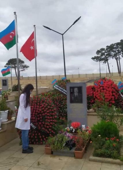 Polad Həşimovun qızı ilk dərs günü atasının məzarını ziyarət etdi - FOTO