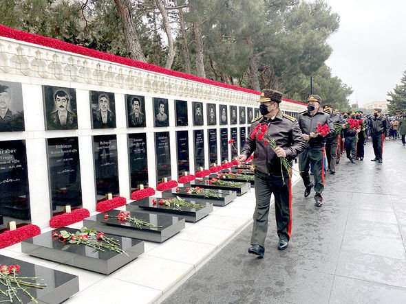 Müdafiə Nazirliyinin rəhbərliyi Şəhidlər xiyabanını ziyarət etdi - FOTO