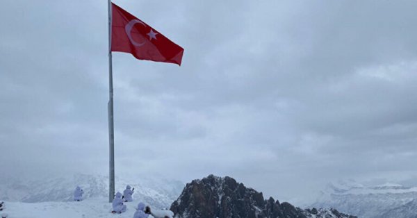 Güclü şaxtalar: Türkiyə bayrağı dondu - FOTO