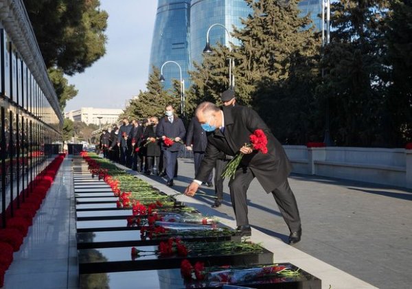 DTX əməkdaşları Şəhidlər xiyabanını ziyarət ediblər - FOTO