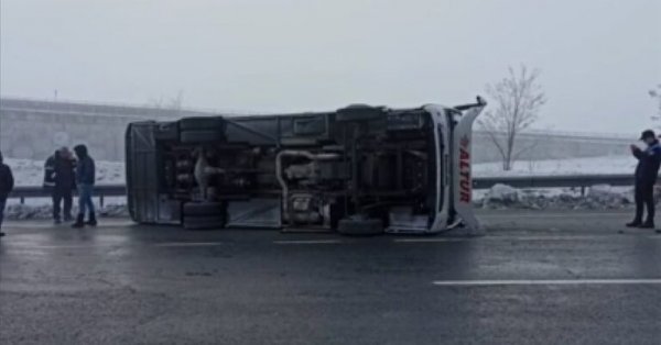 İstanbulda polisləri aparan mikroavtobus aşdı - 14 yaralı var