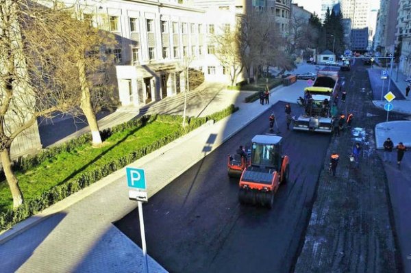 Bakının Bəsti Bağırova küçəsi asfaltlanır - FOTO