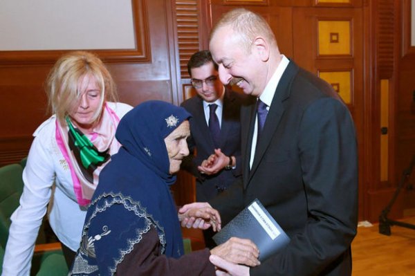 Prezidentlə səmimi görüşü yaddaşlarda qalan şəhid anası vəfat etdi - FOTO