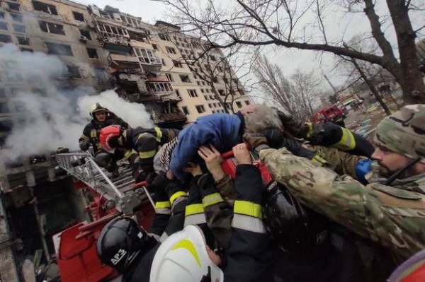 Kiyevdə yaşayış binası top atəşinə tutuldu - Ölən və yaralananlar var - FOTO