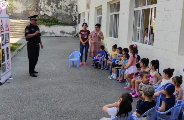 Şəki DYP “Yol hərəkəti qaydalarını uşaqlara necə öyrədək” adı altında maarifləndirmə tədbirlərini davam etdirir