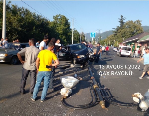 QAX RAYON ƏRAZİSİNDƏ YOL NƏQLİYYAT HADİSƏSİ: AVTOMOBİL, İŞIQ DİRƏYİNİ YIXDI