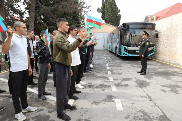 Çağırışçıların müddətli həqiqi hərbi xidmətə yola salınmasına başlanılıb. 