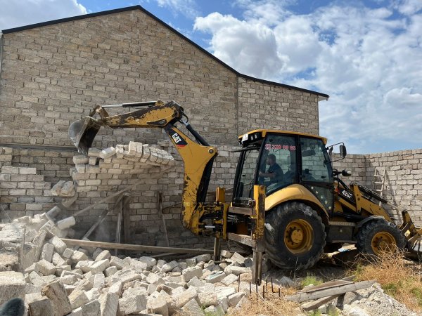 Qala və Buzovnada qanunsuz tikililər söküldü